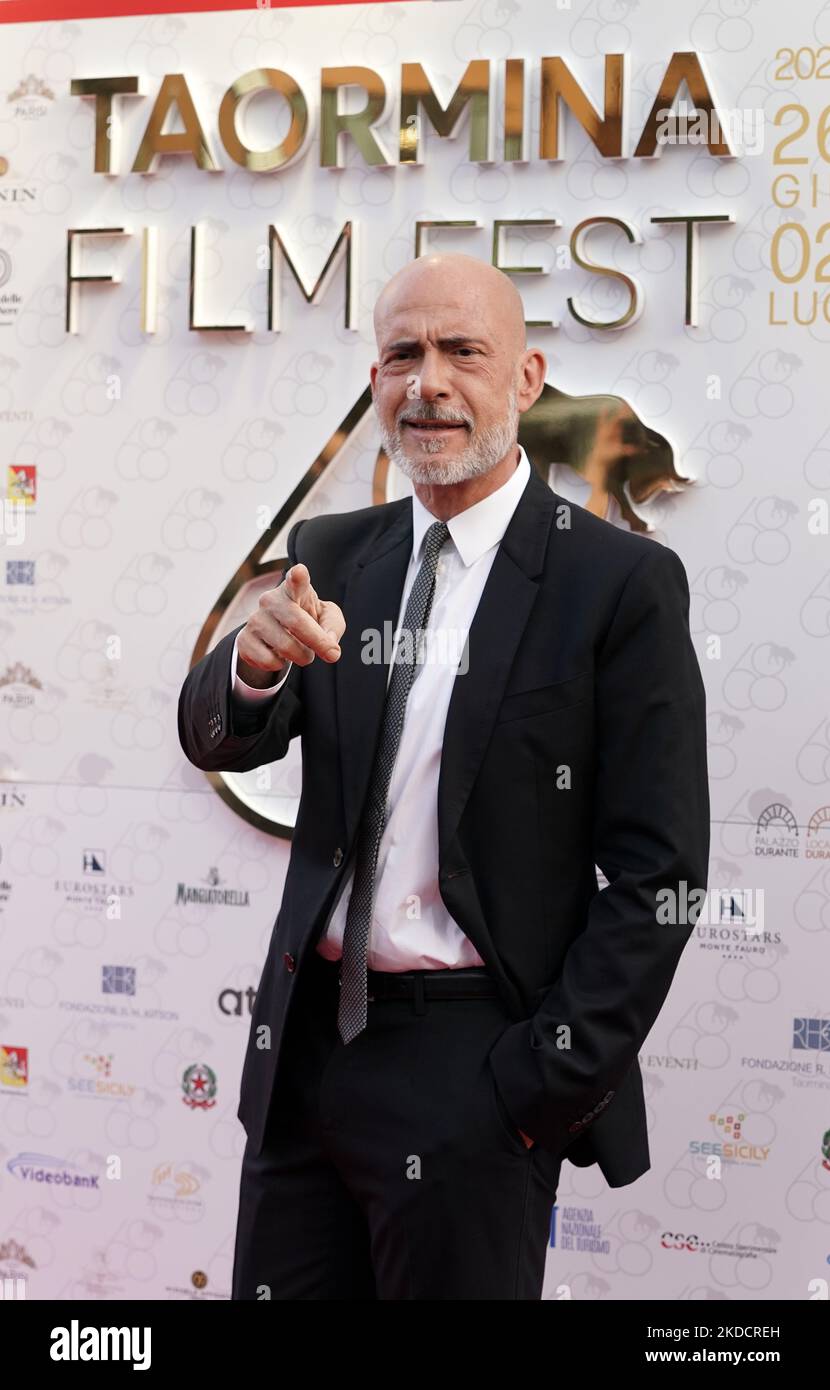 GianMarco Tgnazzi sur le tapis rouge de l'édition 68th du festival du film de Taormina est présent devant les nombreux fans qui sont venus à Taorminna pour l'événement. 68th Taorminafilmfest, Taormina (ME), Italie - 26 juin 2022 (photo de Gabriele Maricchiolo/NurPhoto) Banque D'Images