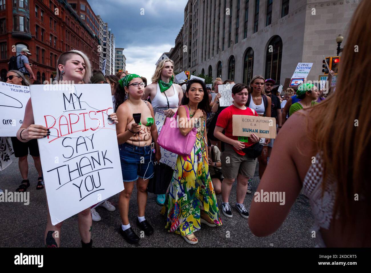 Les manifestants pro-choix participent à un rassemblement sur le 15th Street NW, en route vers la Maison Blanche, le deuxième jour après que la Cour suprême a rendu l'avis sur Dobbs c. JWHO. L'avis inverse le droit fédéral à l'avortement décidé il y a 49 ans dans Roe vote c. Wade, permettant à chaque État d'établir ses propres lois. Des centaines de manifestants pro-choix et une douzaine environ de manifestants anti-avortement étaient présents. (Photo d'Allison Bailey/NurPhoto) Banque D'Images