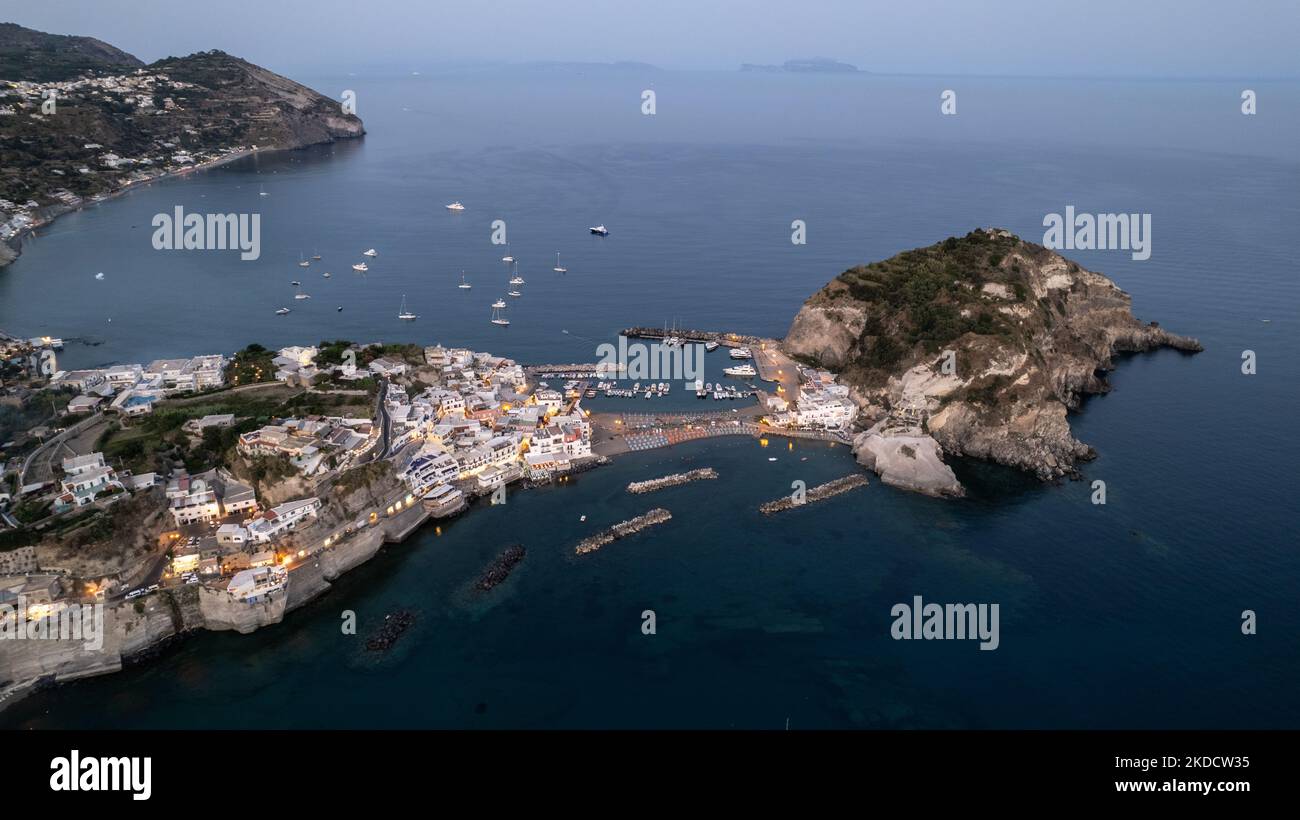 Une vue de drone de Sant'Angelo, Ischia, Italie, sur 26 juin 2022. Ischia est une île volcanique dans le golfe de Naples, en Italie. Elle est connue pour ses eaux thermales riches en minéraux. ( (Photo de Manuel Romano/NurPhoto) Banque D'Images