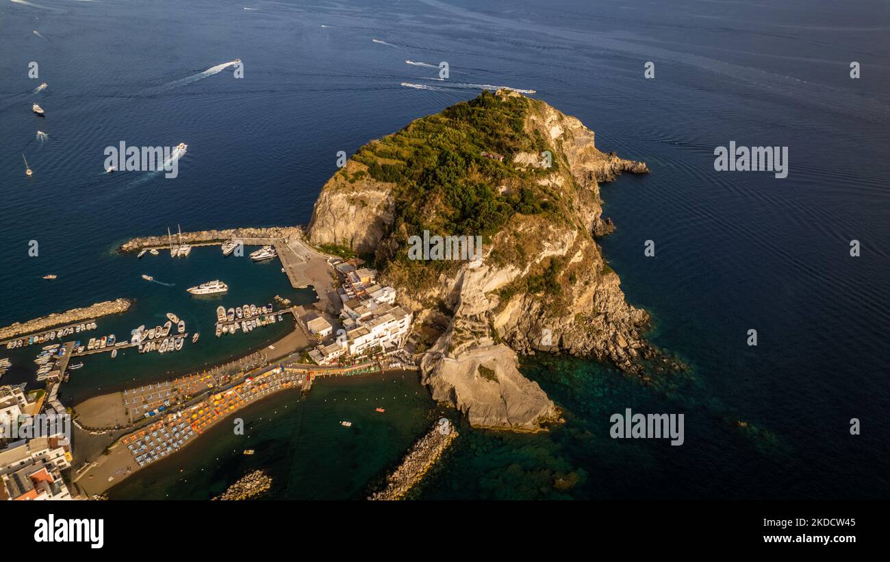 Une vue drone de Sant'Angelo d'Ischia, à Ischia, en Italie, sur 26 juin 2022. Ischia est une île volcanique dans le golfe de Naples, en Italie. Elle est connue pour ses eaux thermales riches en minéraux. (Photo de Manuel Romano/NurPhoto) Banque D'Images