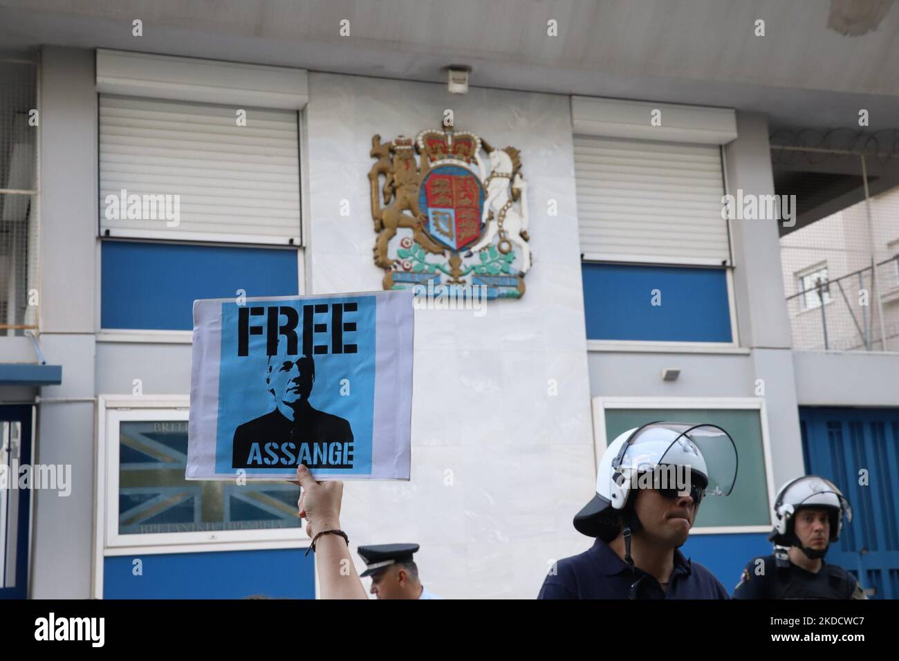 Des manifestants se rassemblent devant l'ambassade britannique à Athènes, alors que l'affaire d'extradition de Julian Assange passe par le système judiciaire britannique à Athènes, Grèce, le lundi 27 2022. (Photo par Konstantinos Zilos/NurPhoto) Banque D'Images
