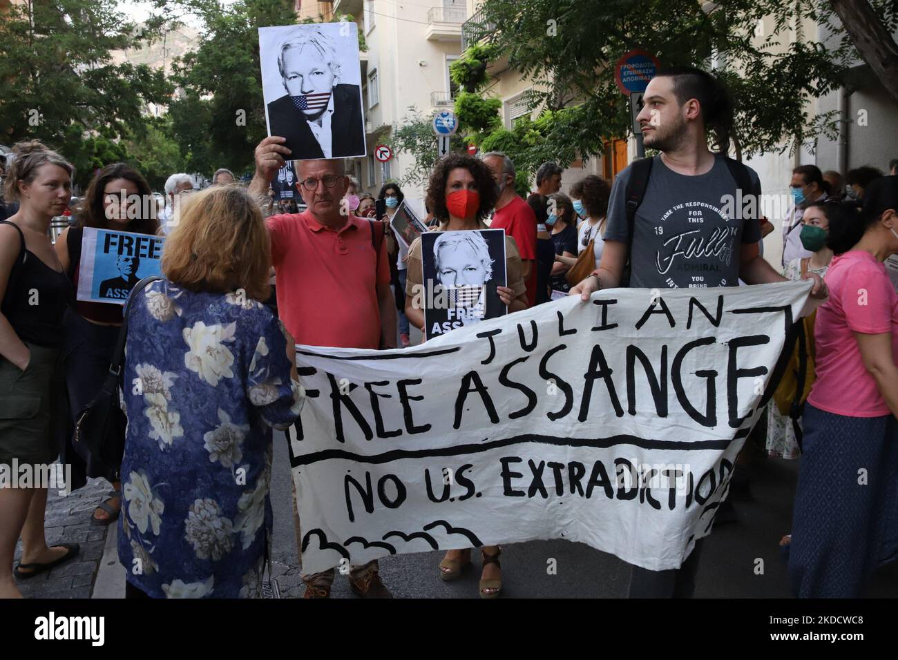 Des manifestants se rassemblent devant l'ambassade britannique à Athènes, alors que l'affaire d'extradition de Julian Assange passe par le système judiciaire britannique à Athènes, Grèce, le lundi 27 2022. (Photo par Konstantinos Zilos/NurPhoto) Banque D'Images