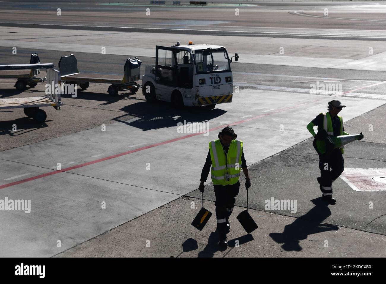 Les véhicules aéroportuaires et le personnel au sol sont vus à l'aéroport de Barajas à Madrid, en Espagne, sur 27 juin 2022. (Photo de Jakub Porzycki/NurPhoto) Banque D'Images