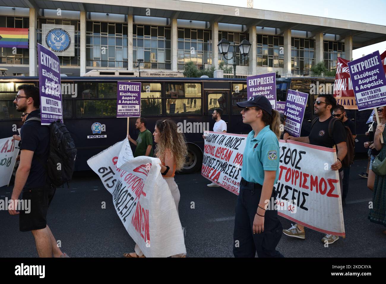 Athènes, Grèce. 28th juin 2022. Les manifestants qui brandissent des banderoles et des pancartes en faveur du droit à l'avortement se tiennent devant l'ambassade des États-Unis à Athènes, en Grèce, à la suite d'une décision de la Cour suprême des États-Unis autorisant les États à interdire l'avortement. (Photo de Nicolas Koutsokostas/NurPhoto) Banque D'Images