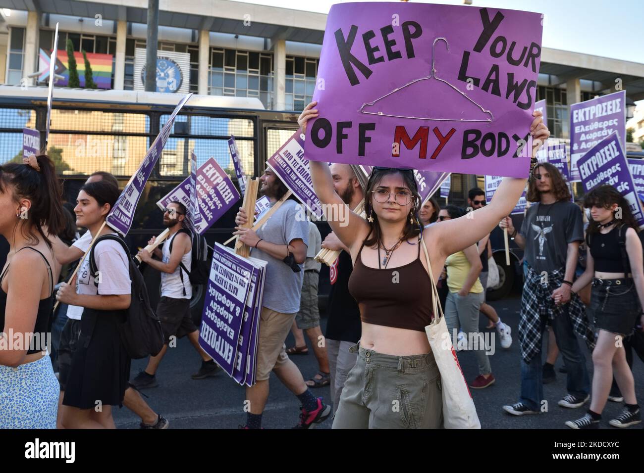 Athènes, Grèce. 28th juin 2022. Les manifestants qui brandissent des banderoles et des pancartes en faveur du droit à l'avortement se tiennent devant l'ambassade des États-Unis à Athènes, en Grèce, à la suite d'une décision de la Cour suprême des États-Unis autorisant les États à interdire l'avortement. (Photo de Nicolas Koutsokostas/NurPhoto) Banque D'Images
