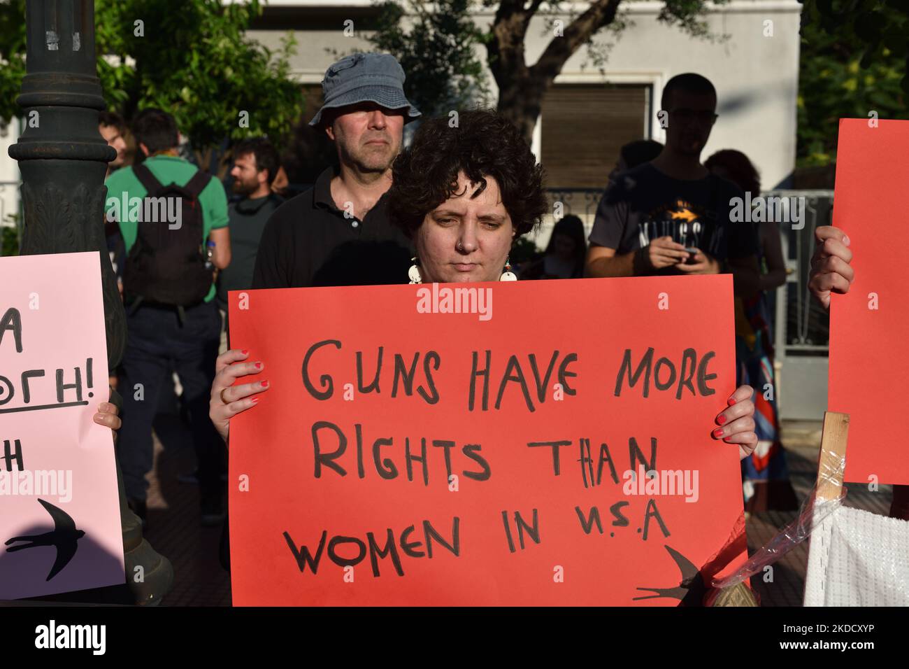 Athènes, Grèce. 28th juin 2022. Une femme tient une bannière qui dit "les armes à feu ont plus de droits que les femmes aux Etats-Unis". Des manifestants brandissant des banderoles et des pancartes en faveur du droit à l'avortement se sont rassemblés devant l'ambassade des États-Unis à Athènes, en Grèce, à la suite d'une décision de la Cour suprême des États-Unis autorisant les États à interdire l'avortement. (Photo de Nicolas Koutsokostas/NurPhoto) Banque D'Images