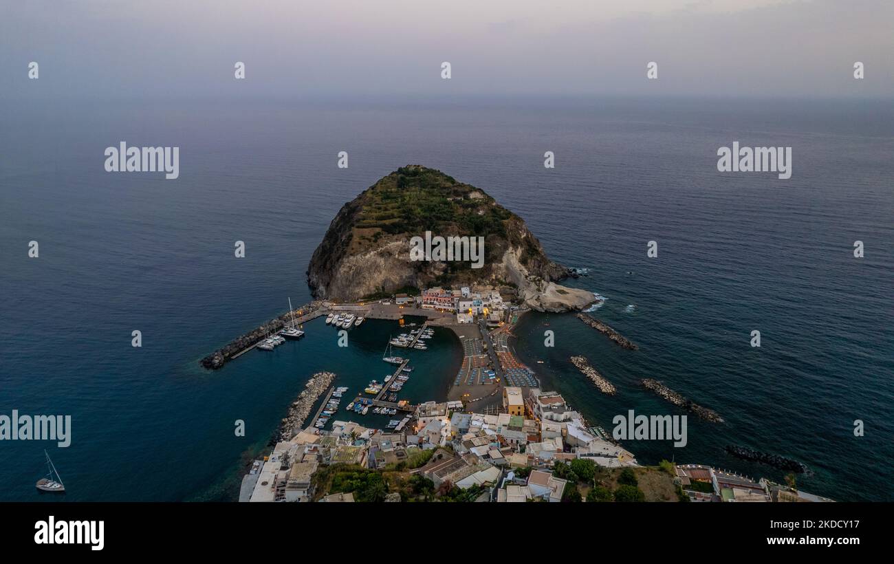 Vue de Sant'Angelo (Serrara Fontana) en soirée sur l'île d'Ischia, en Italie, sur 28 juin 2022. Ischia est une île volcanique dans la baie de Naples, qui fait partie de l'archipel Campanien. (Photo de Manuel Romano/NurPhoto) Banque D'Images
