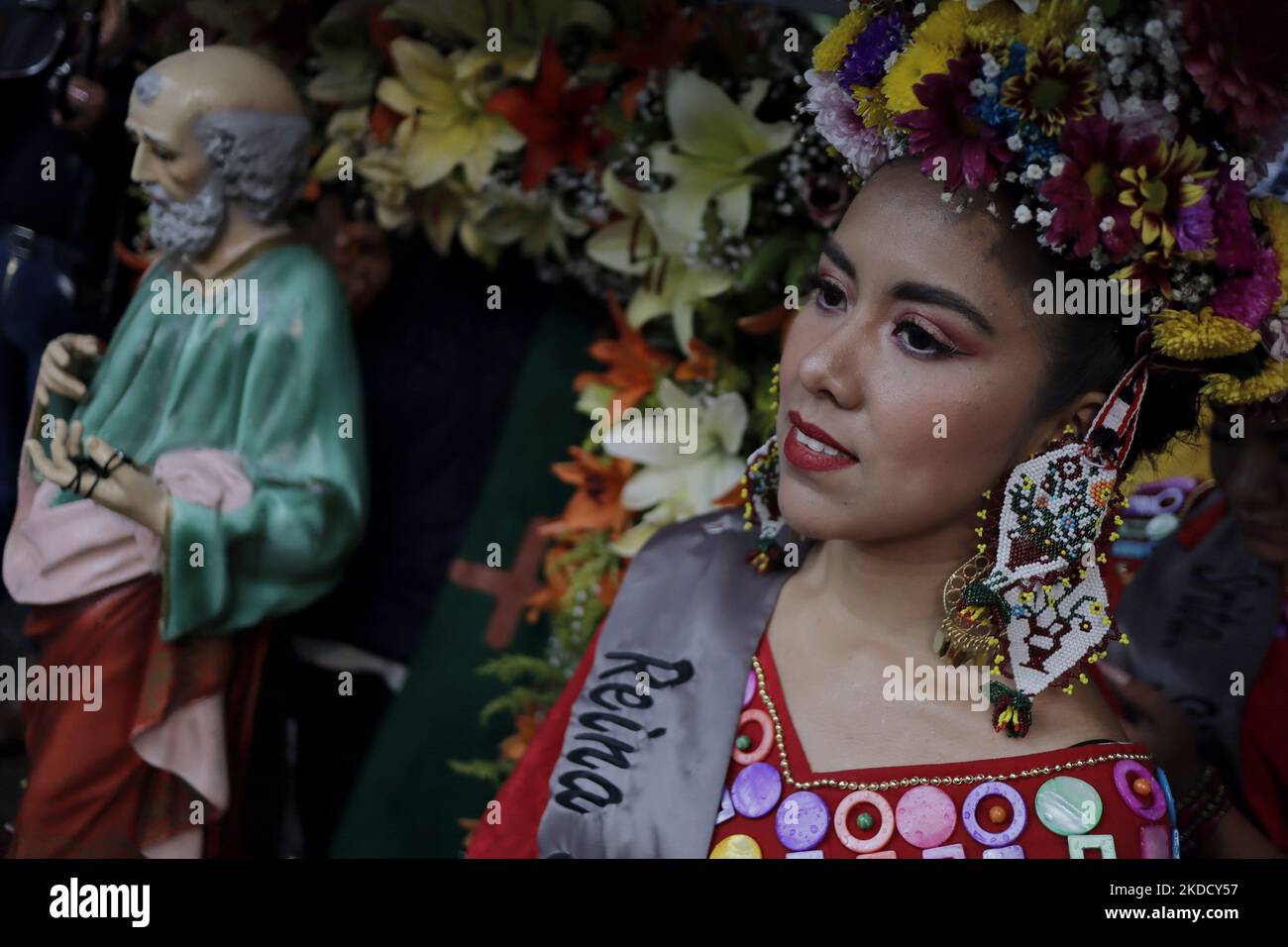 Une représentante féminine en tant que reine de la municipalité de Tláhuac à Mexico, lors d'une procession avec l'image de San Pedro à l'occasion du 800th anniversaire de la fondation de Cuitláhuac dans la capitale. Selon des données historiques, Tláhuac a été fondée en 1222 A.D., près du centre de l'ancien lac Xochimilco. Ses premiers colons étaient les Chichimecas. (Photo de Gerardo Vieyra/NurPhoto) Banque D'Images