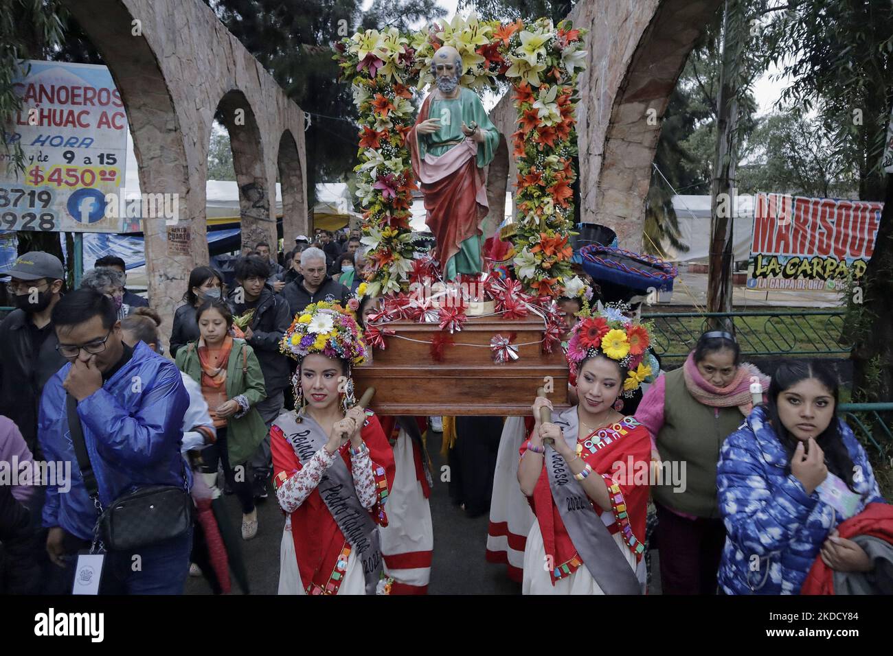 Un groupe de femmes représentantes comme reines et princesses de la municipalité de Tláhuac à Mexico, lors d'une procession avec l'image de San Pedro à l'occasion du 800th anniversaire de la fondation de Cuitláhuac dans la capitale. Selon des données historiques, Tláhuac a été fondée en 1222 A.D., près du centre de l'ancien lac Xochimilco. Ses premiers colons étaient les Chichimecas. (Photo de Gerardo Vieyra/NurPhoto) Banque D'Images