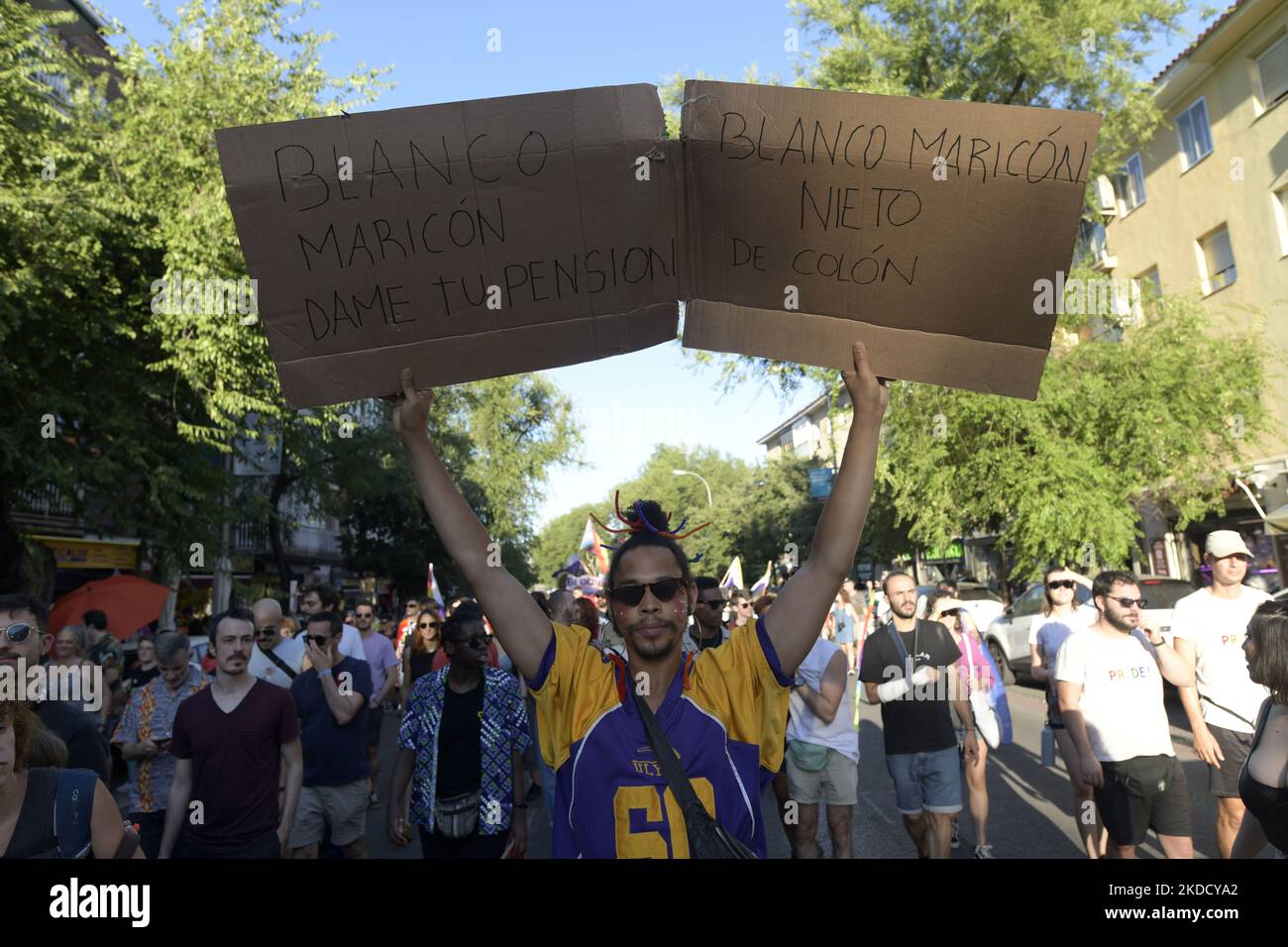 Manifestation pour la fierté critique sort pour la justification et la protestation en faveur des droits du collectif LGTBIQ+ à Madrid le 28 juin 2022. Critical Pride, avec un message anti-raciste: ''le discours de haine des institutions légitimer le racisme structurel''. ''sans papiers il n'y a pas de fierté', lit la bannière de l'appel de cette année. (Photo de Juan Carlos Lucas/NurPhoto) Banque D'Images