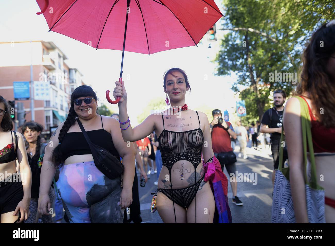 Manifestation pour la fierté critique sort pour la justification et la protestation en faveur des droits du collectif LGTBIQ+ à Madrid le 28 juin 2022. Critical Pride, avec un message anti-raciste: ''le discours de haine des institutions légitimer le racisme structurel''. ''sans papiers il n'y a pas de fierté', lit la bannière de l'appel de cette année. (Photo de Juan Carlos Lucas/NurPhoto) Banque D'Images