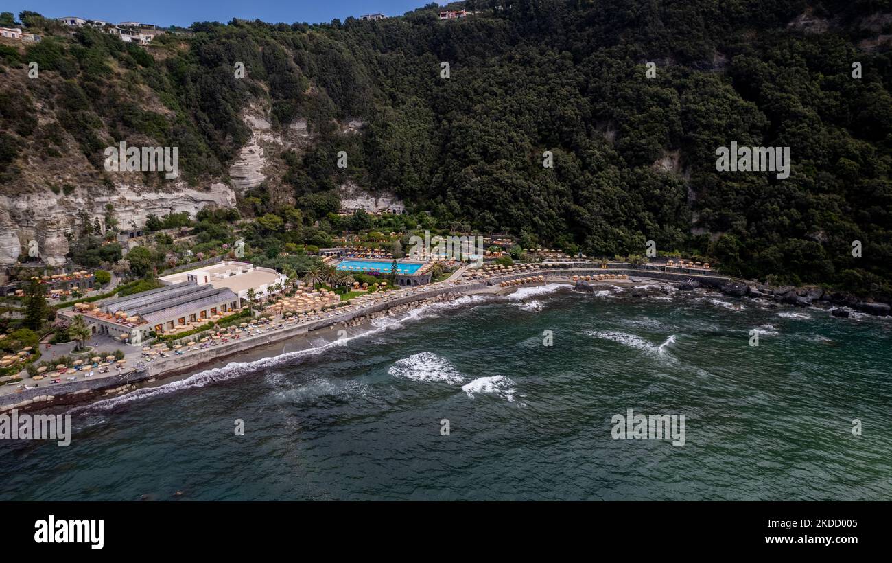 Vue sur les Giardini Poseidon terme, le plus grand parc thermal de l'île d'Ischia, sur 29 juin 2022. (Photo de Manuel Romano/NurPhoto) Banque D'Images