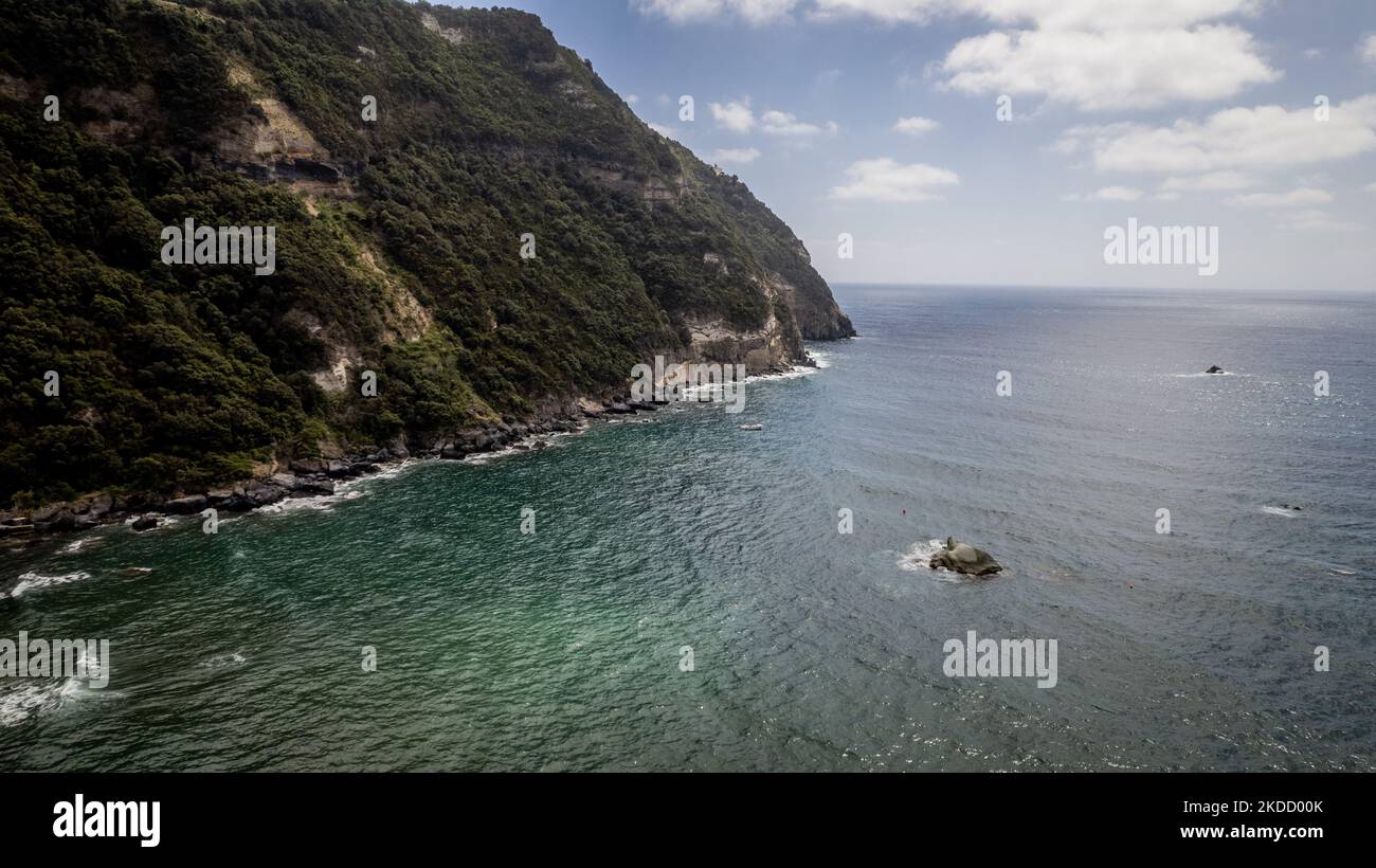 Une vue de drone sur le littoral de Forio, sur l'île d'Ischia, sur 29 juin 2022. (Photo de Manuel Romano/NurPhoto) Banque D'Images