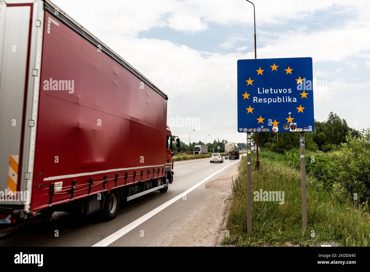 Un camion avec des marchandises passe le panneau de la frontière lituanienne pour entrer en Lituanie sur 29 juin 2022 à la frontière polonaise-Liituanienne sur la route E67 très fréquentée. La frontière polonaise avec la Lituanie est située entre l'oblast de Kaliningrad (une partie de la Russie) et la Biélorussie et s'étend sur 100 kilomètres. La zone, appelée écart de Suwalki, est le seul lien entre les États baltes et le reste de l'OTAN et de l'Union européenne. Après que la Lituanie ait refusé de transporter par chemin de fer des marchandises sanctionnées du continent russe vers Kaliningrad, Vladimir Poutine, le président russe, a menacé la Lituanie de graves conséquences. OTAN et Europea Banque D'Images
