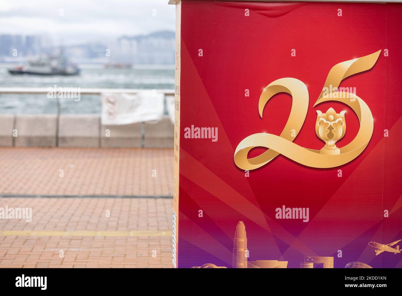 Des banderoles et des décorations sont visibles dans toute la ville de Hong Kong pour célébrer l'anniversaire de la remise des véhicules 25th, à Hong Kong, en S.A.R. Hong Kong, 01 juillet 2022. (Photo de Simon Jankowski/NurPhoto) Banque D'Images