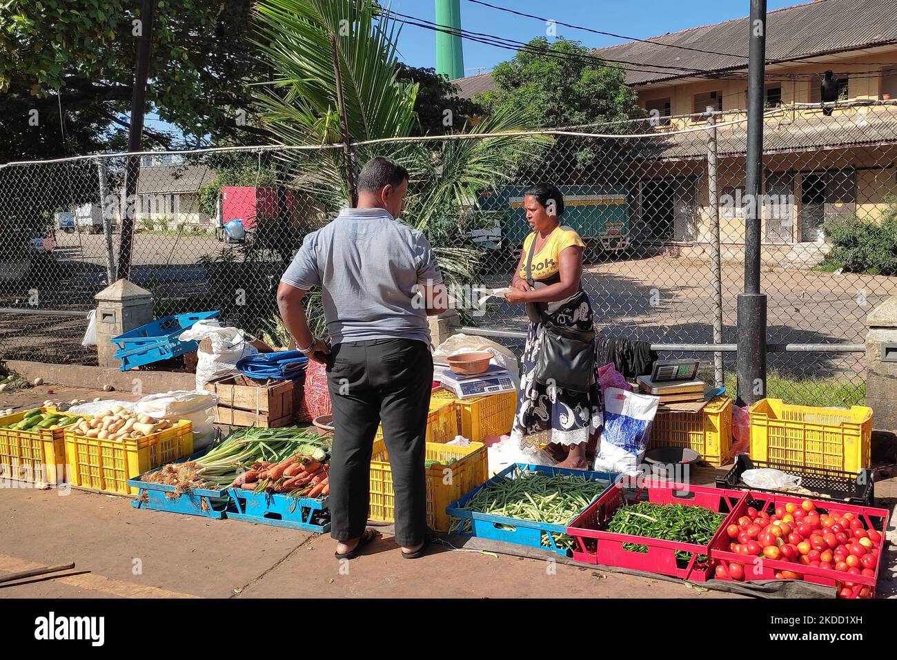 Un Sri Lanka achète des légumes et des fruits sur un marché local à Colombo, au Sri Lanka. 1 juillet 2022. L'inflation au Sri Lanka a atteint un neuvième record consécutif en juin, les données officielles ont montré vendredi (juillet 1), atteignant 54,6 % par jour après que le FMI ait demandé à la nation en faillite de contenir les prix galopant et la corruption. Les prix des denrées alimentaires ont augmenté de 102,7 pour cent depuis février 2020, selon le département du recensement et des statistiques. (Photo de Thharaka Basnayaka/NurPhoto) Banque D'Images