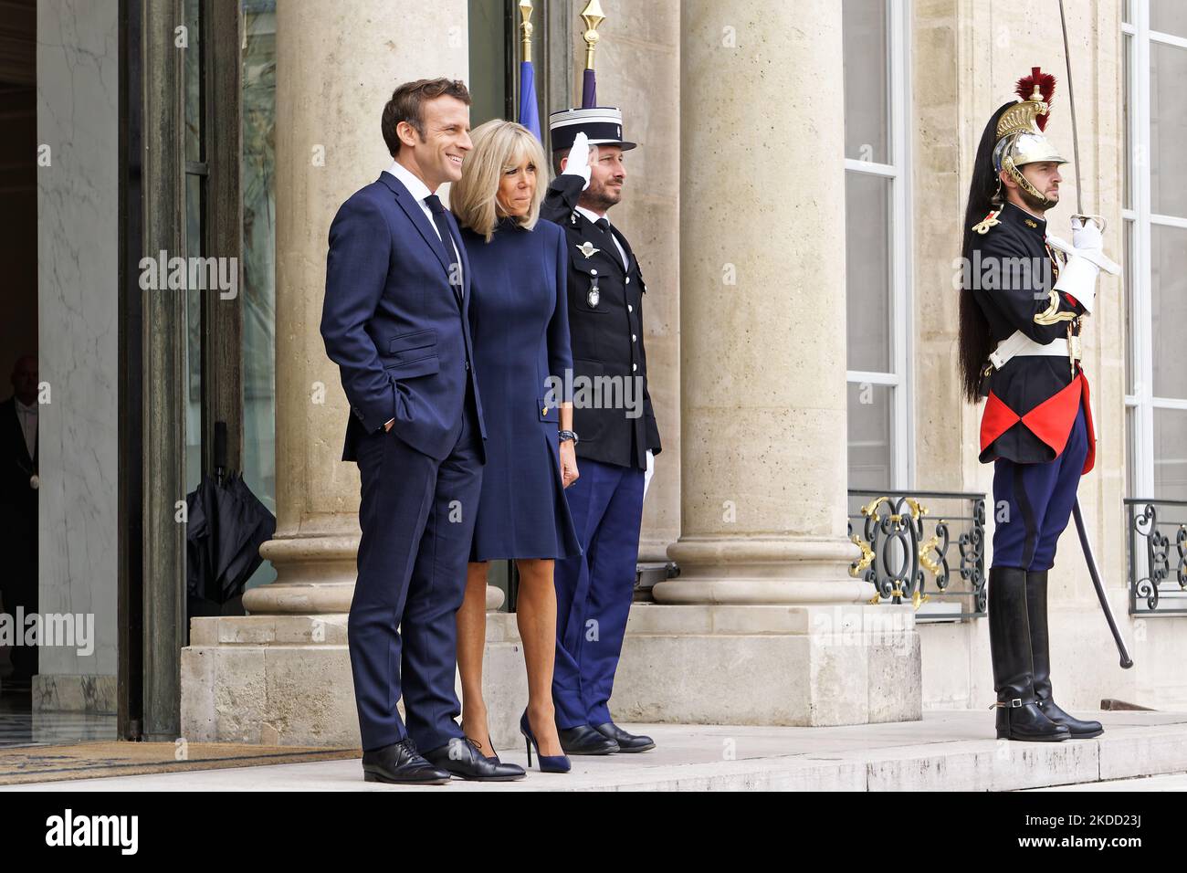 Le président français Emmanuel Macron et son épouse Brigitte Macron accueillent le Premier ministre australien Anthony Albanese et sa partenaire Jodie Haydon pour un déjeuner de travail au Palais présidentiel de l'Elysée – 1 juillet 2022, Paris (photo de Daniel Pier/NurPhoto) Banque D'Images