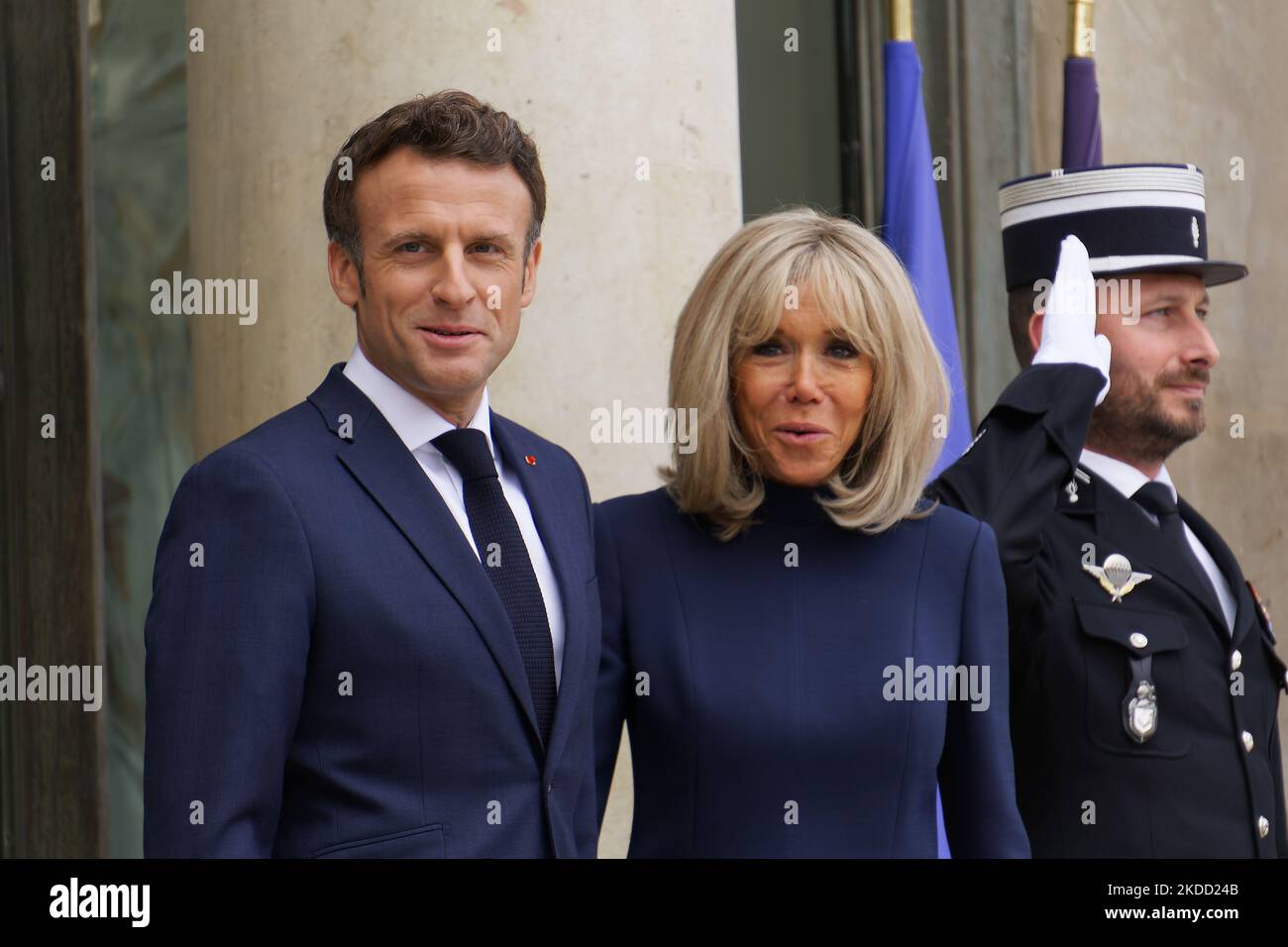 Le président français Emmanuel Macron et son épouse Brigitte Macron accueillent le Premier ministre australien Anthony Albanese et sa partenaire Jodie Haydon pour un déjeuner de travail au Palais présidentiel de l'Elysée – 1 juillet 2022, Paris (photo de Daniel Pier/NurPhoto) Banque D'Images