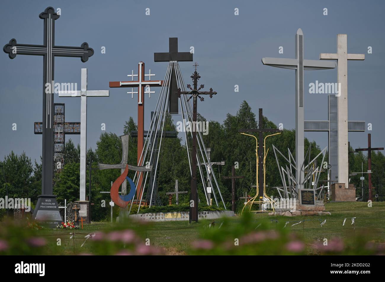 Colline de croix dans le sanctuaire de Swieta Woda (eau Sainte) à Wasilkow. Jeudi, 30 juin 2022, à Swieta Woda, Wasilkow, Podlaskie Voivodeship, Pologne. (Photo par Artur Widak/NurPhoto) Banque D'Images