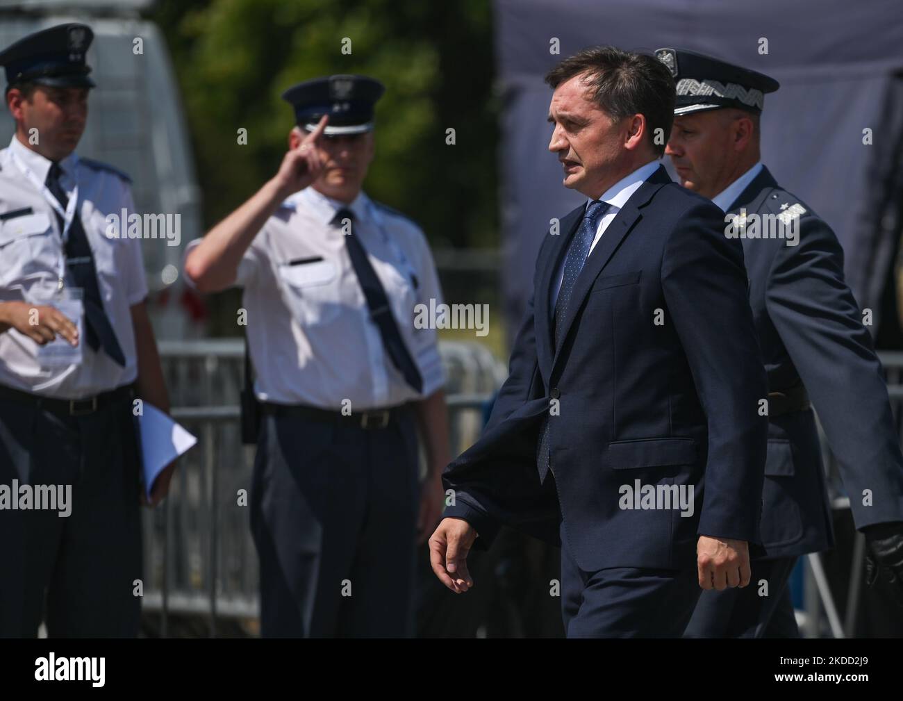 Zbigniew Ziobro (C), Ministre de la Justice, Procureur général, et Jacek Kitlinski (R), général du Service pénitentiaire, commencent la célébration de la Journée du Service pénitentiaire sur la place Pilsudski à Varsovie. Vendredi, 01 juillet 2022, à Varsovie, Pologne. (Photo par Artur Widak/NurPhoto) Banque D'Images