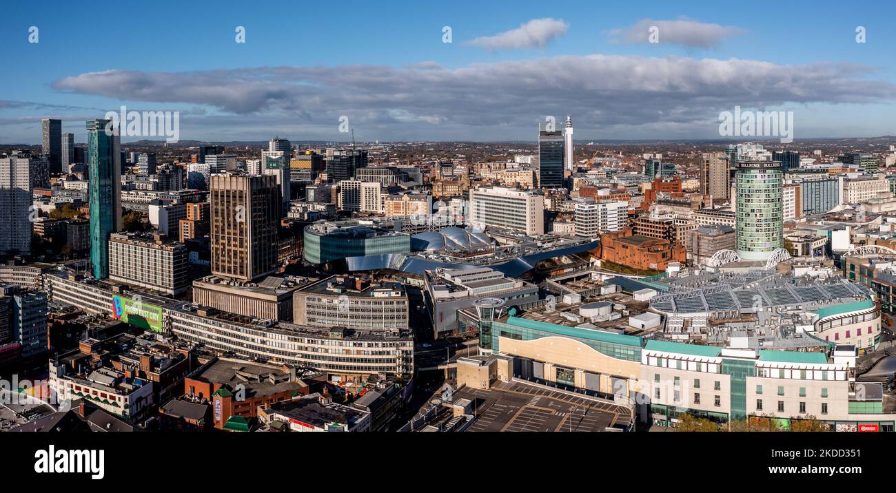 BIRMINGHAM, ROYAUME-UNI - 4 NOVEMBRE 2022. Vue aérienne sur la ville de Birmingham avec le bâtiment Bullring Rotunda et la gare de New Street Banque D'Images