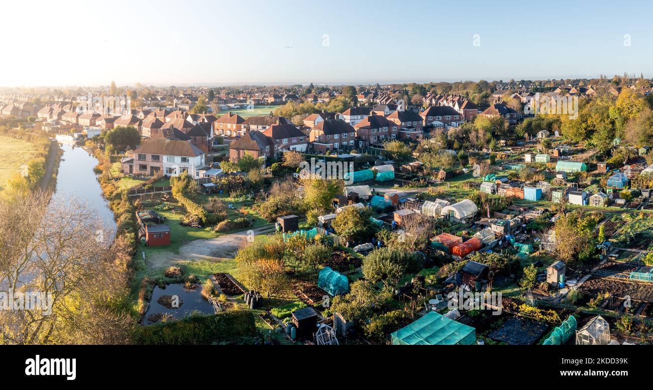 Une vue aérienne du conseil local de lancer des parcelles de terrain sur le bord d'une ville pittoresque Banque D'Images