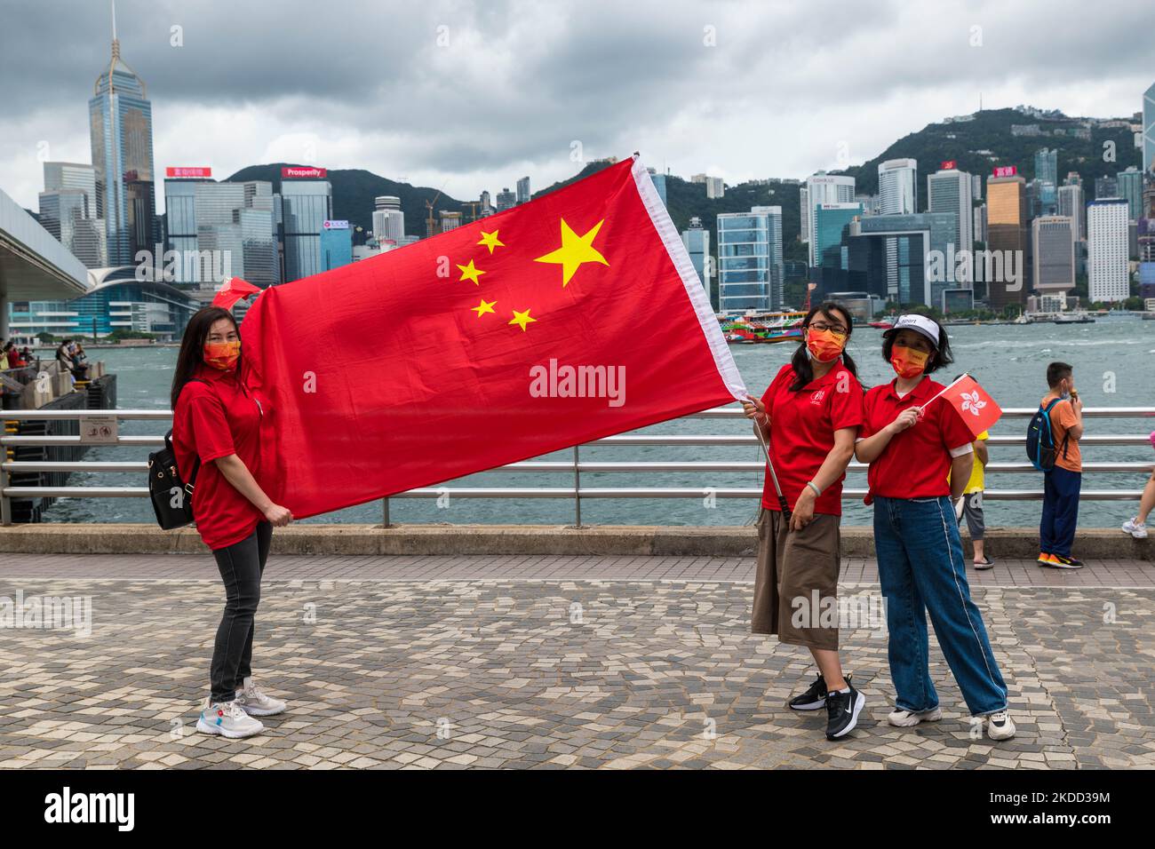 Les militants pro-chinois déploient un drapeau chinois à Tsim Sha Tsui à l'occasion du 25th anniversaire de la rétrocession de Hong Kong à la Chine, à Hong Kong, en Chine, sur 1 juillet 2022. (Photo de Marc Fernandes/NurPhoto) Banque D'Images