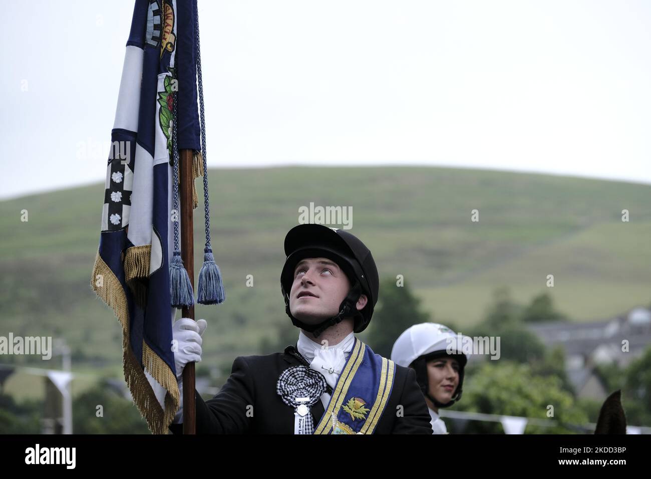 Galashiels, Royaume-Uni. 02 juillet 2022. Braw LAD John Turnbull porte le drapeau de Burgh sur le dos de cheval , prêt à diriger le cérémonial rideout. LE RASSEMBLEMENT DE LADS de GALASHIELS BRAW a été rétabli en 1930 pour célébrer l'histoire des villes et est semblable à la circonscription des Bounds et à la circonscription des Marches comme célébré ailleurs où. Les événements préliminaires précèdent les principales cérémonies du samedi qui commencent avec la Braw LAD recevant le drapeau de Burgh et conduisant ses soutiens montés au RAID Stane ici en 1337 les lads de Gala tué des raids anglais dans un champ de prunes sauvages le ruisseau a couru rouge avec du sang et soor plooms est devenu Banque D'Images