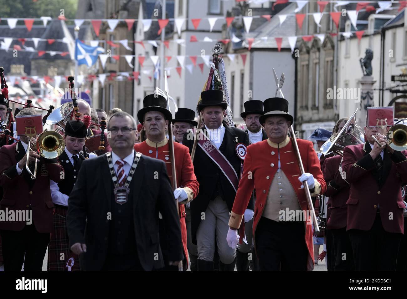 Peebles, Royaume-Uni - 25 juin: Peebles Beltane - Red Letter Day Peebles Beltane Festival. Dirigé par Paul Spence, président de Beltane, et flanqué de halbadiers, le Cornet Iain Mitchell porte les défilés du drapeau Burgh le long de High Street. Samedi est le point culminant de la semaine pour tous ceux qui participent au Beltane. C'est ce que la reine Beltane attend depuis qu'on lui a dit cinq semaines auparavant qu'elle devait être couronnée. C'est le grand jour pour la Conning Lady, mais surtout c'est le grand jour pour près de cinq cents enfants d'école qui ont été donnés des costumes à porter W. Banque D'Images