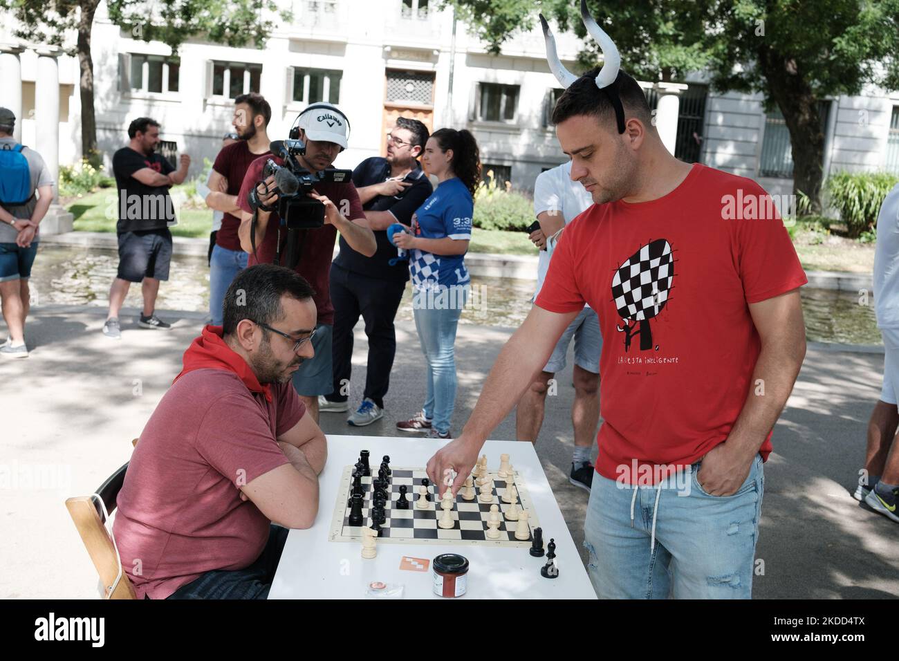 Les membres du public se plainent sur leurs échiquier en attendant que le joueur d'échecs visite chaque table lors de plusieurs parties d'échecs à Madrid, Espagne, sur 3 juillet 2022. Six joueurs d'échecs principaux ont participé à 60 matchs d'échecs joués en même temps contre des membres du public sur le Paseo de Recoletos (photo d'Oscar Gonzalez/NurPhoto) Banque D'Images