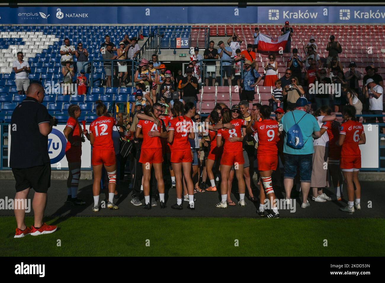 Les membres de l'équipe nationale polonaise de rugby à sept célèbrent avec leurs familles et leurs fans après avoir remporté le championnat Rugby Europe Sevens 2022. Le dimanche, 03 juillet 2022, au stade municipal de Henryk Reyman, Cracovie, petite Pologne Voivodeship, Pologne. (Photo par Artur Widak/NurPhoto) Banque D'Images