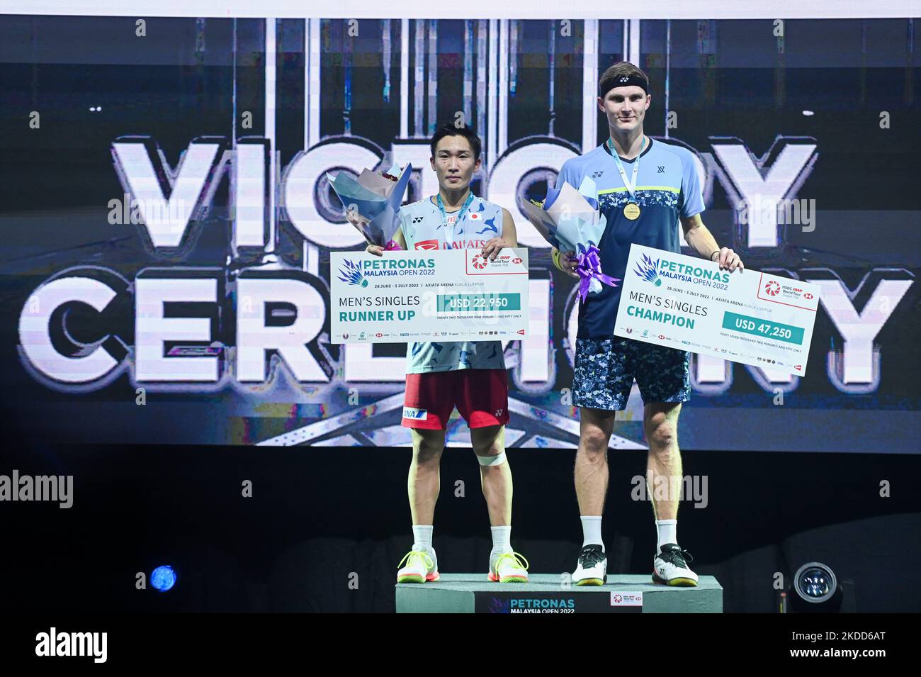 Viktor Axlsen (R) du Danemark et Kento Momota du Japon posent avec leurs médailles lors de la cérémonie de victoire de Mens Singles finals le sixième jour de l'ouverture de la Malaisie pétronas à l'arène Axiata sur 03 juillet 2022 à Kuala Lumpur, en Malaisie. (Photo de Zahim Mohd/NurPhoto) Banque D'Images