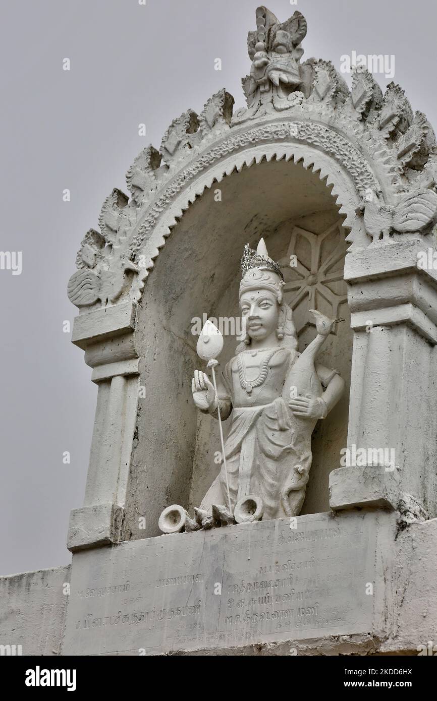 Figure du Seigneur Murgan au-dessus de l'entrée du temple de Kuzhanthai Velappar (Arulmigu Kuzhanthai Velappar Thirukkovil) situé dans le village de Poombarai à Kodaikanal, Tamil Nadu, en Inde, sur 17 mai 2022. Le temple a plus de 3000 ans a été consacré par sa sainteté Bhogar. (Photo de Creative Touch Imaging Ltd./NurPhoto) Banque D'Images