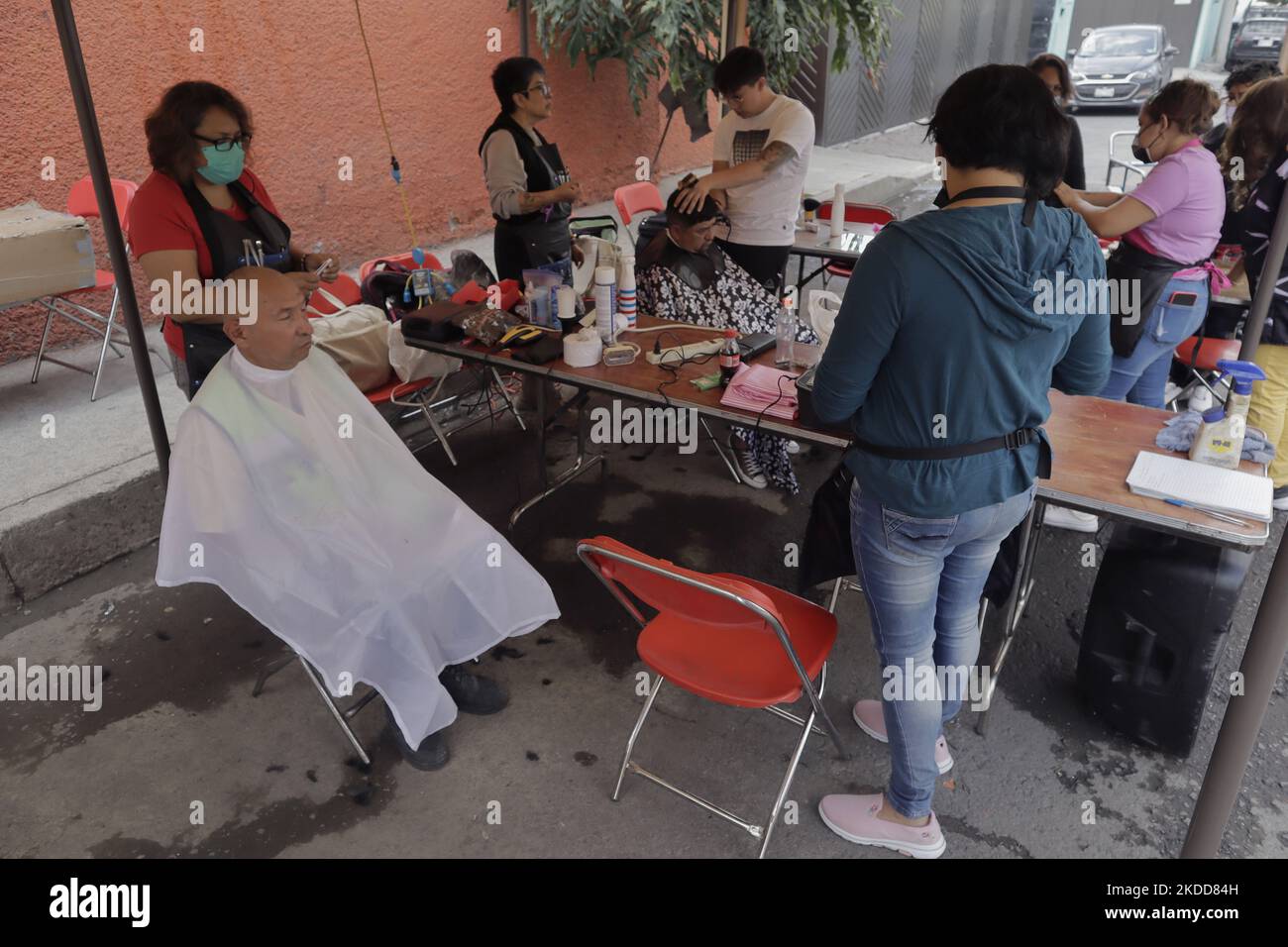 Les femmes du quartier San Juan de San Francisco Culhuacán à Mexico ont coupé les cheveux gratuitement pour les voisins et les passants, dans le cadre des activités organisées par les femmes de la région en collaboration avec les autorités de la capitale. Selon les données de l'Institut national de statistique et de géographie (INEGI), la majorité des travailleuses autonomes travaillent dans le secteur tertiaire (81,2%) dans le commerce, les restaurants et divers services tels que la coiffure, la cosmétologie et les salons de beauté. (Photo de Gerardo Vieyra/NurPhoto) Banque D'Images