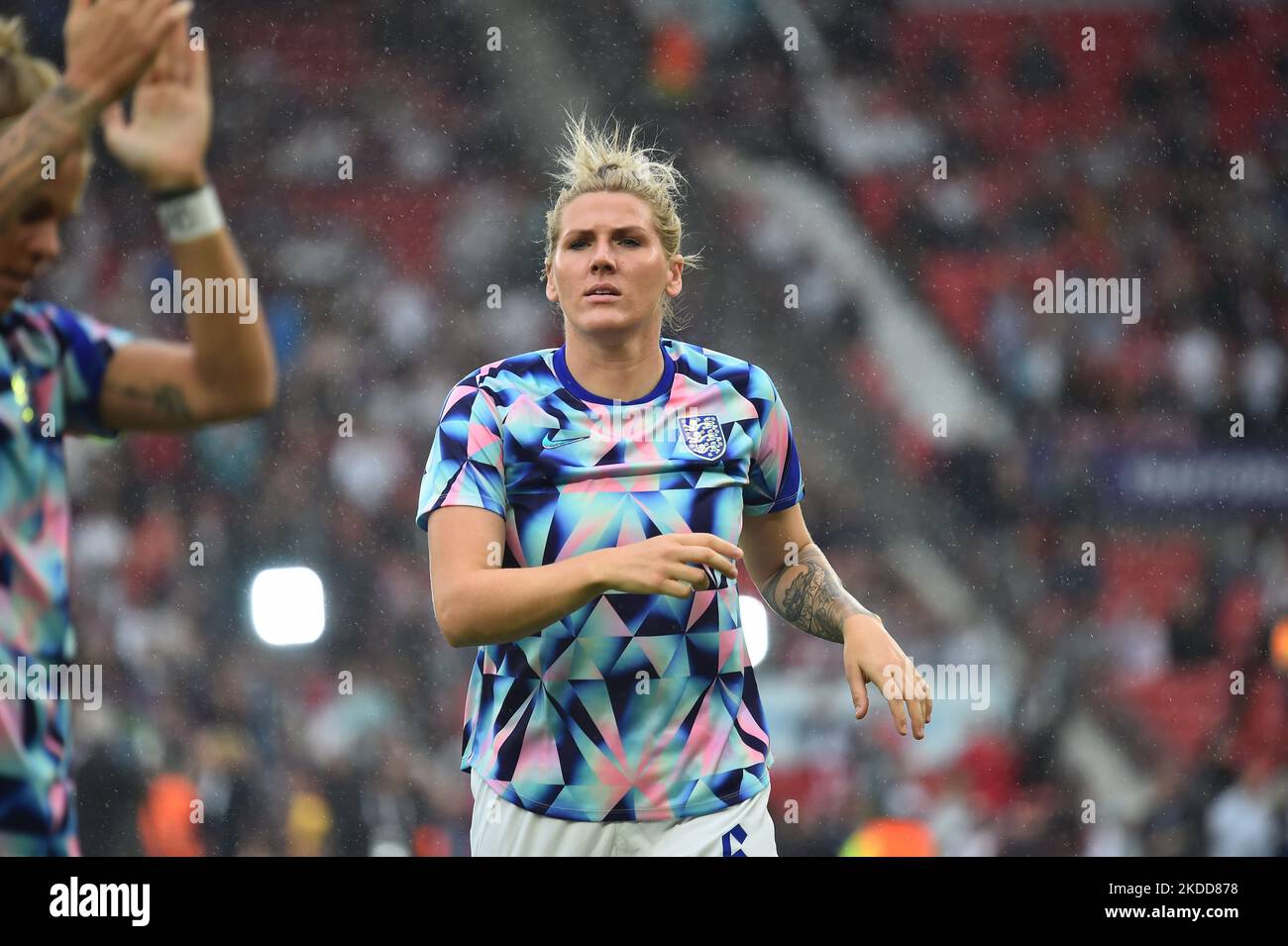 Millie Bright, d'Angleterre, s'échauffe avant le match d'ouverture de l'UEFA Women's Euro 2022 dans le groupe A entre l'Angleterre et l'Autriche à Old Trafford, Manchester, le mercredi 6th juillet 2022. (Photo de Pat Scaasi/MI News/NurPhoto) Banque D'Images