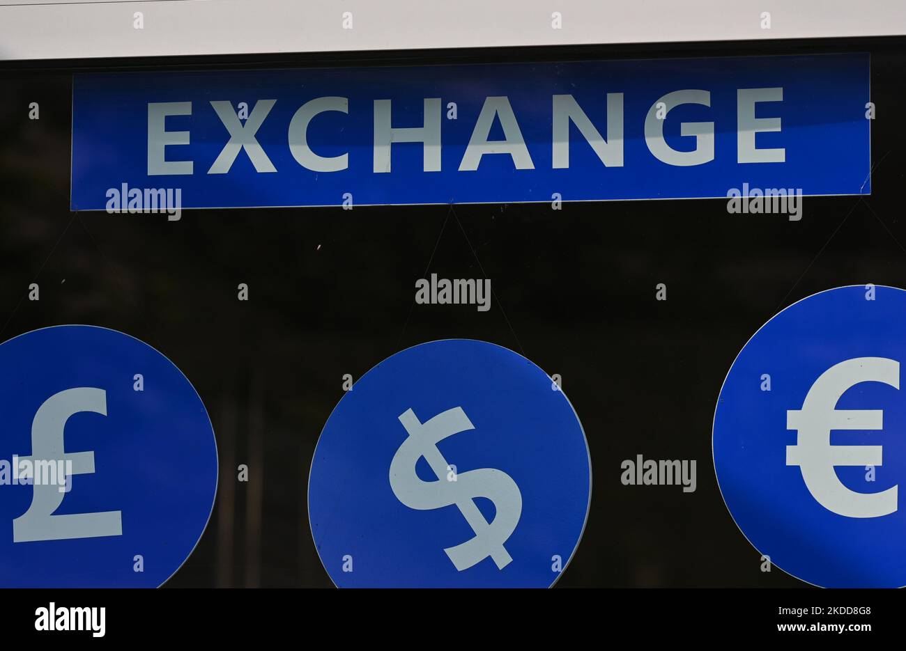 Autocollants dans la fenêtre du bureau de change dans la vieille ville de Cracovie. Mercredi, 06 juillet 2022, à Cracovie, en Pologne. (Photo par Artur Widak/NurPhoto) Banque D'Images