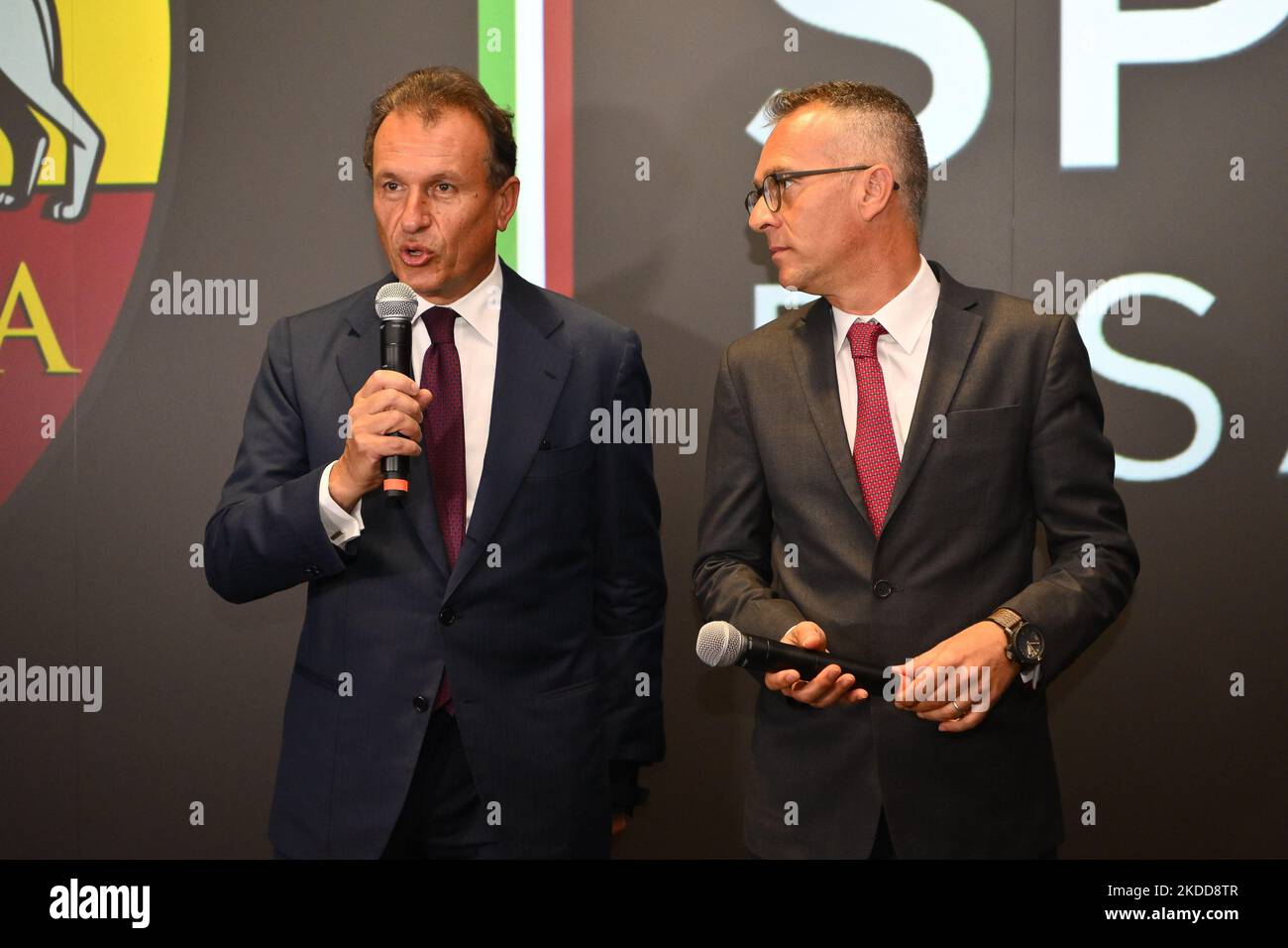 Pietro Berardi de A.S. Roma et Vito Cozzoli de Sport e Salute spa lors de l'inauguration de l'exposition de trophées de l'UEFA Europa Conference League dans le Stadio Olimpico, sur 07 juillet 2022, à Rome Italie (photo de Domenico Cippitelli/LiveMedia/NurPhoto) Banque D'Images