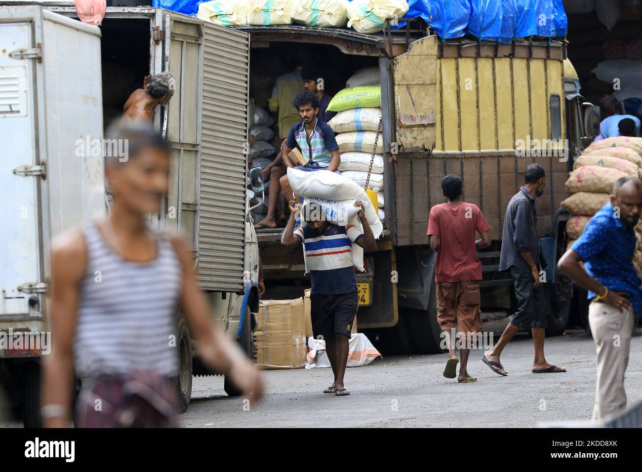 Les travailleurs salariés quotidiens sri-lankais sont vus sur le marché commercial de Pettah, Colombo, Sri Lanka. 7 juillet 2022. La banque centrale sri lankaise a augmenté les taux d'intérêt clés au plus haut depuis deux décennies sur 7 juillet pour faire baisser l'inflation record, malgré le pays qui s'est emrué dans une crise économique dévastatrice. (Photo de Thharaka Basnayaka/NurPhoto) Banque D'Images