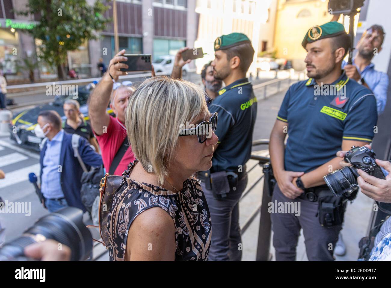 Des parents de victimes entrent dans le Palais de Justice de Gênes. L'ancien PDG d'Atlantia Giovanni Castellucci (absent aujourd'hui) sera jugé, avec 58 autres, pour l'effondrement du pont Morandi de Gênes où quarante-trois personnes sont mortes sur 14 août 2018, après une tempête. Les parents des victimes pourront voir les procédures devant le tribunal à l'écran dans la salle de conférence du tribunal de Gênes. (Photo de Mauro Ujetto/NurPhoto) Banque D'Images