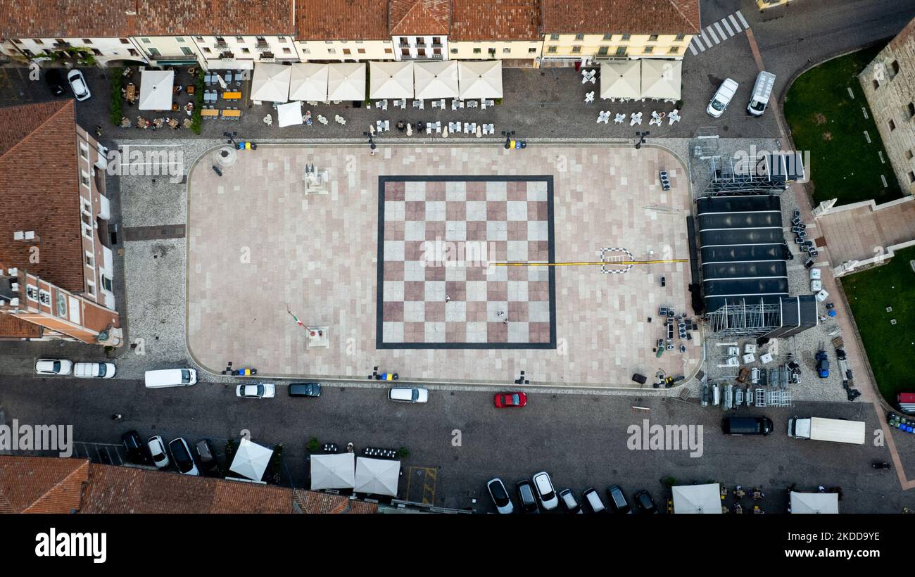 Une vue de drone de Marostica, Italie, sur 6 juillet 2022. Il est surtout célèbre pour ses échecs en direct et pour la variété de cerises locales. (Photo de Manuel Romano/NurPhoto) Banque D'Images