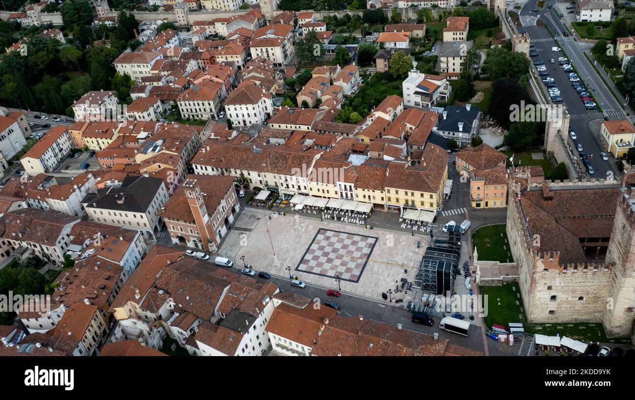 Une vue de drone de Marostica, Italie, sur 6 juillet 2022. Il est surtout célèbre pour ses échecs en direct et pour la variété de cerises locales. (Photo de Manuel Romano/NurPhoto) Banque D'Images