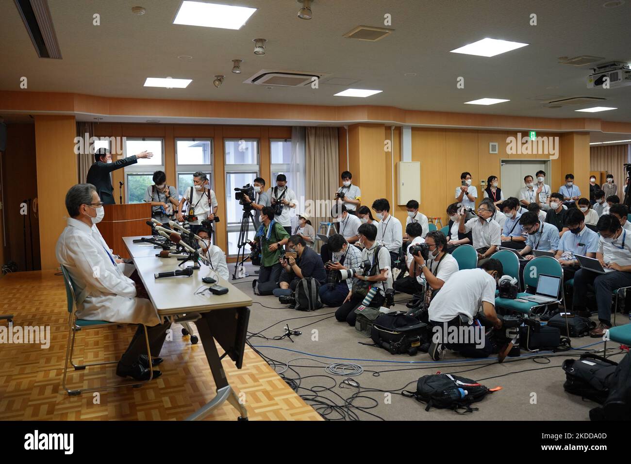 Des médecins de l'hôpital de l'Université médicale de Nara assistent à une conférence de presse à Kashihara et confirment la mort de l'ancien Premier ministre japonais Abe Shinzo qui est abattu en faisant campagne pour une élection parlementaire dans la matinée sur 8 juillet 2022 à Nara, Japon. (Photo de Jinhee Lee/NurPhoto) Banque D'Images