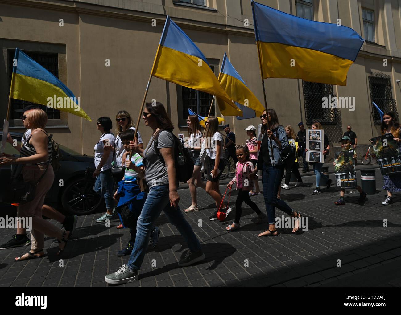 Les Ukrainiens qui vivent à Cracovie ont vu lors de leur 134th jour de la manifestation « l'OTAN ferme le ciel » sur leur route vers le consulat américain de Cracovie. Jeudi, 07 juillet 2022, sur la place du marché principal, Cracovie, Pologne. (Photo par Artur Widak/NurPhoto) Banque D'Images