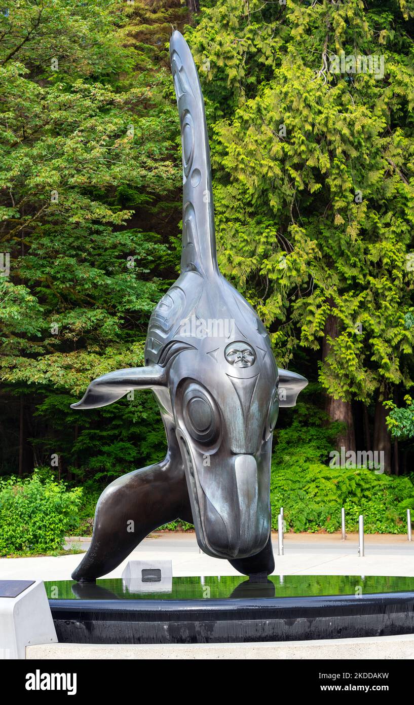 Sculpture culturelle des Premières nations d'un orque ou d'une orque d'orque devant l'Aquarium de Vancouver, Canada. Banque D'Images