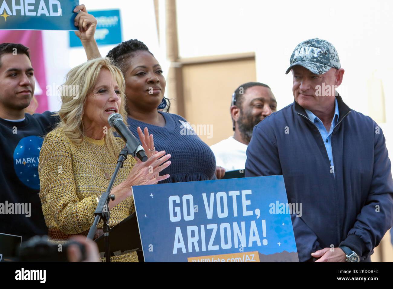 La première dame, le Dr Jill Biden, fait campagne pour le sénateur Mark Kelly lors d'un lancement en toile avec l'Association d'éducation de l'Arizona à la Plaza au centre commercial de South Mountain à Phoenix, Arizona, États-Unis sur 5 novembre 2022. Jill Biden est la dernière figure politique nationale à faire campagne pour les candidats de l'Arizona dans une saison électorale à enjeux élevés. (Photo : Alexandra Buxbaum/Sipa USA) Banque D'Images