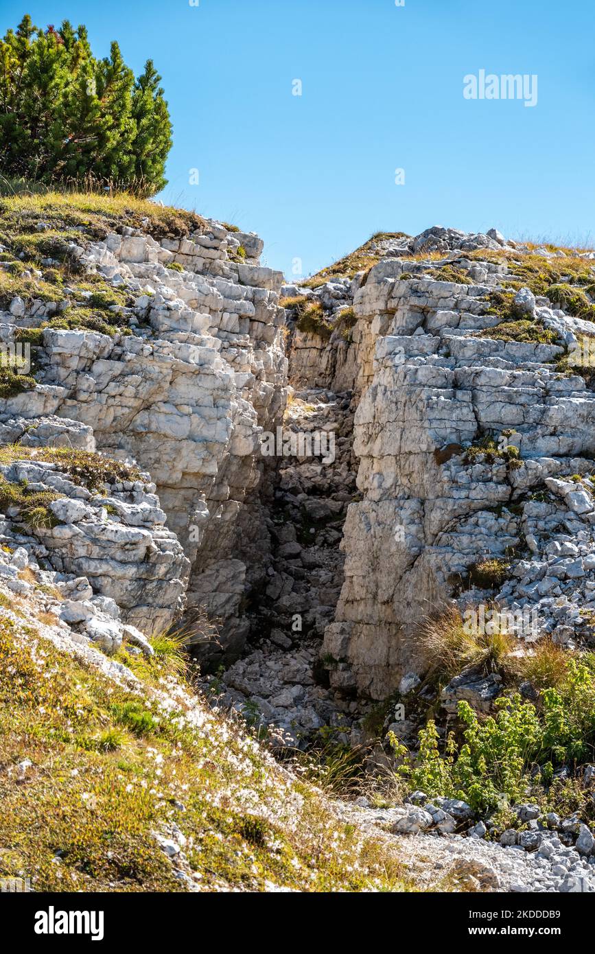 Vestiges de tranchées militaires sur le mont Piano dans les Alpes Dolomites, construits pendant la première Guerre mondiale, le Tyrol du Sud Banque D'Images