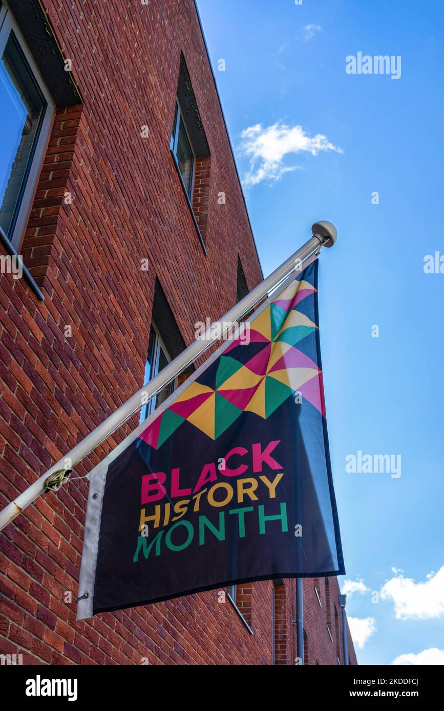 Drapeau du mois de l'histoire des Noirs à l'Université de Southampton en novembre 2022, Southampton, Angleterre, Royaume-Uni Banque D'Images