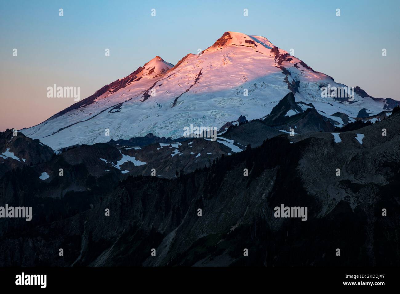 WA22713-00...WASHINGTON - Mount Baker au lever du soleil depuis Artist point dans le terrain de loisirs Heather Meadows des Fores nationales Mount Baker-Snoqualmie Banque D'Images