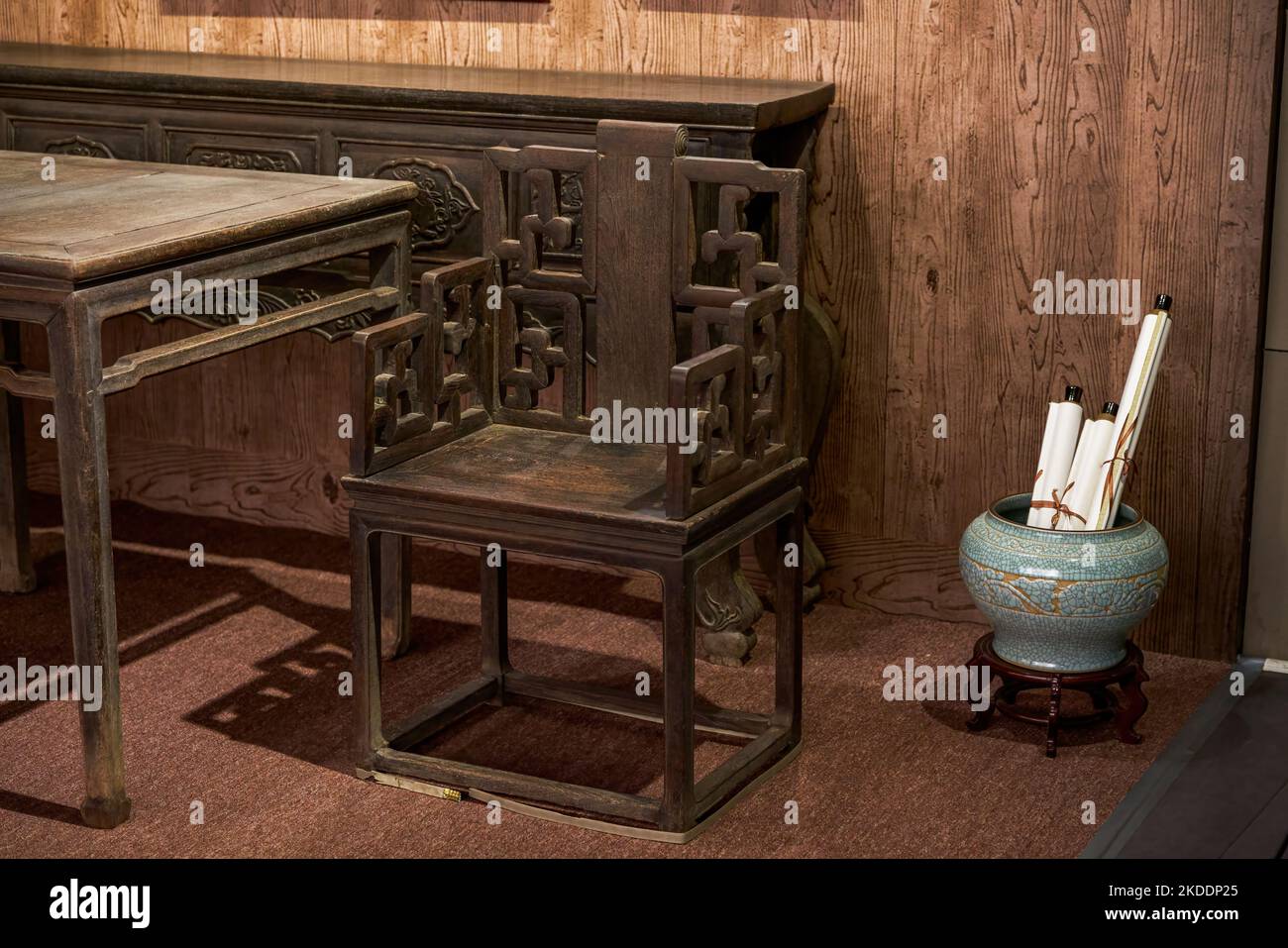 Vue rapprochée des tables et des chaises de meubles chinois traditionnels en acajou Banque D'Images