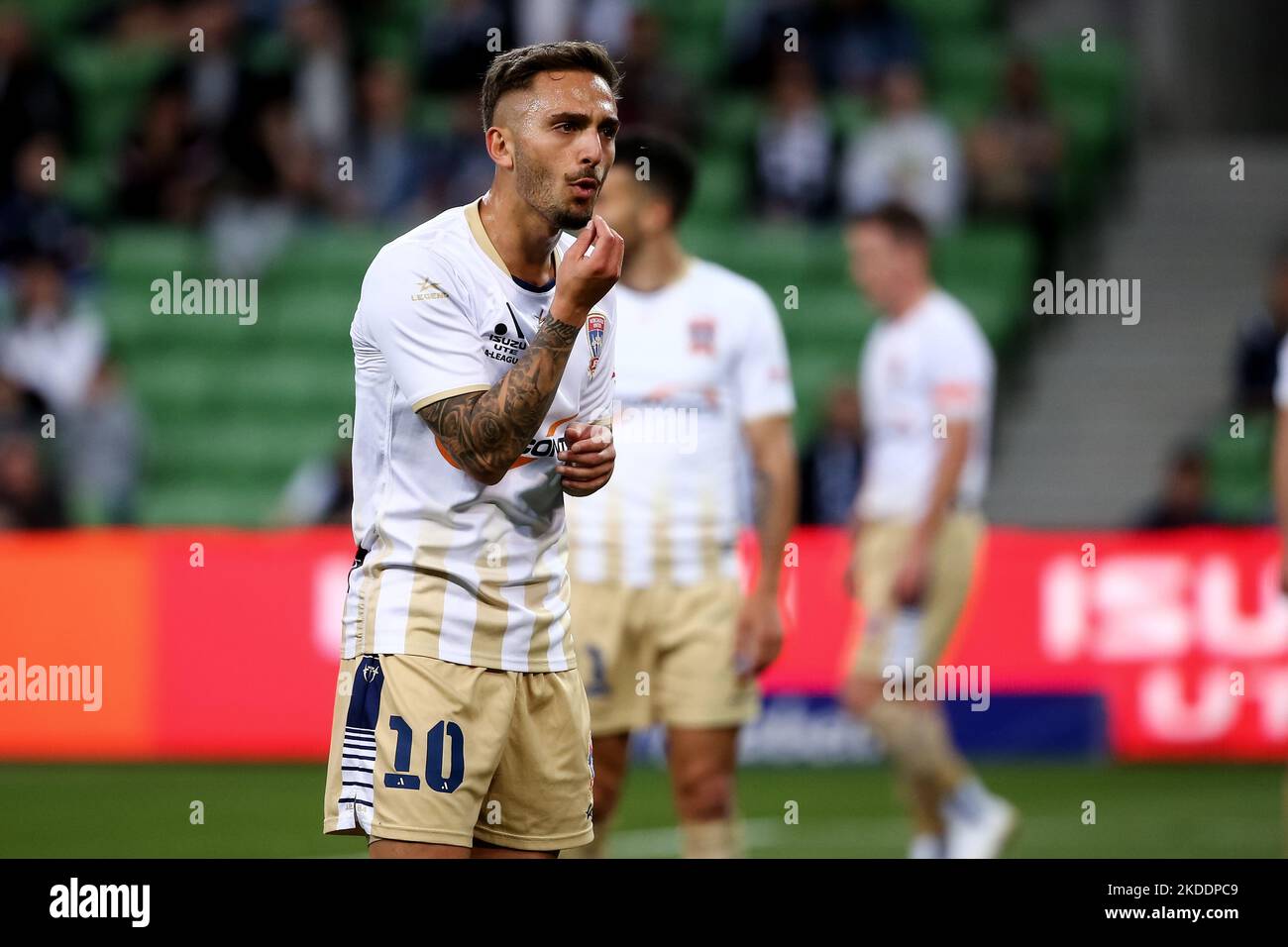 Melbourne, Australie, 4 novembre 2022. Reno Piscopo, des Jets de Newcastle, a des mots avec l'arbitre lors du match De football Masculin A-League entre la victoire de Melbourne et les Jets de Newcastle à l'AAMI Park on 04 novembre 2022 à Melbourne, en Australie. Crédit : Dave Helison/Speed Media/Alamy Live News Banque D'Images